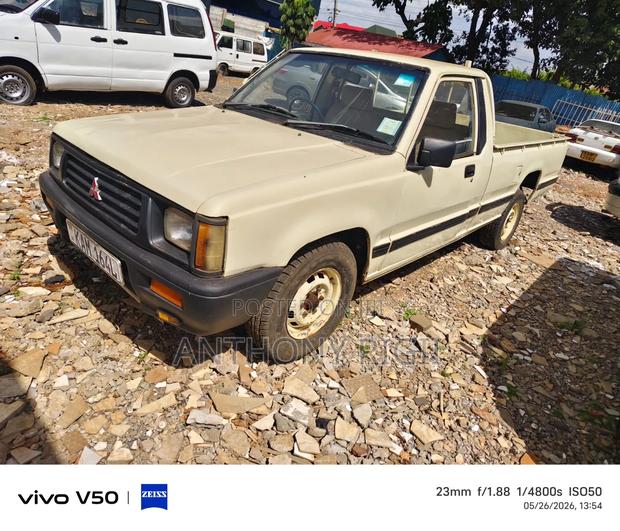 Mitsubishi L200 Single Cab 2.0 1995 Yellow