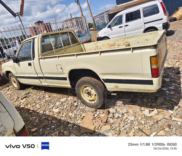 Mitsubishi L200 Single Cab 2.0 1995 Yellow