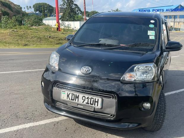 Toyota Porte 2017 Black