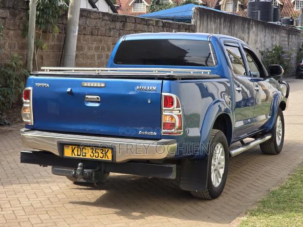 Toyota Hilux 2014 Blue