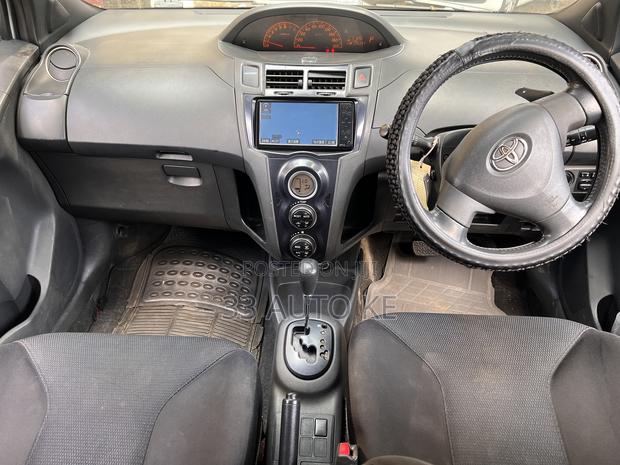 Toyota Vitz 1.5 FWD 5dr 2009 White