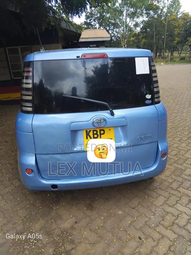 Toyota Sienta 2010 Blue