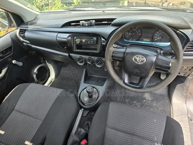 Toyota Hilux 2022 Gray