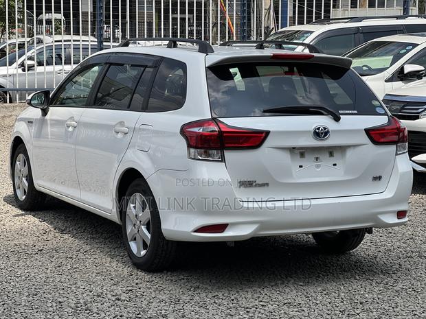 Toyota Corolla Fielder 1.5 Hybrid FWD 2019 White