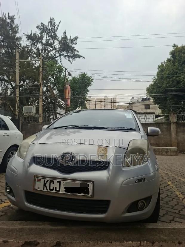 Toyota Vitz 2009 Silver