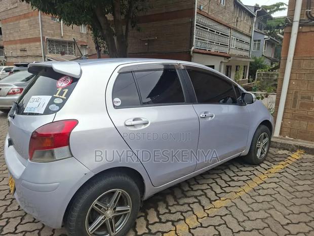Toyota Vitz 2009 Silver