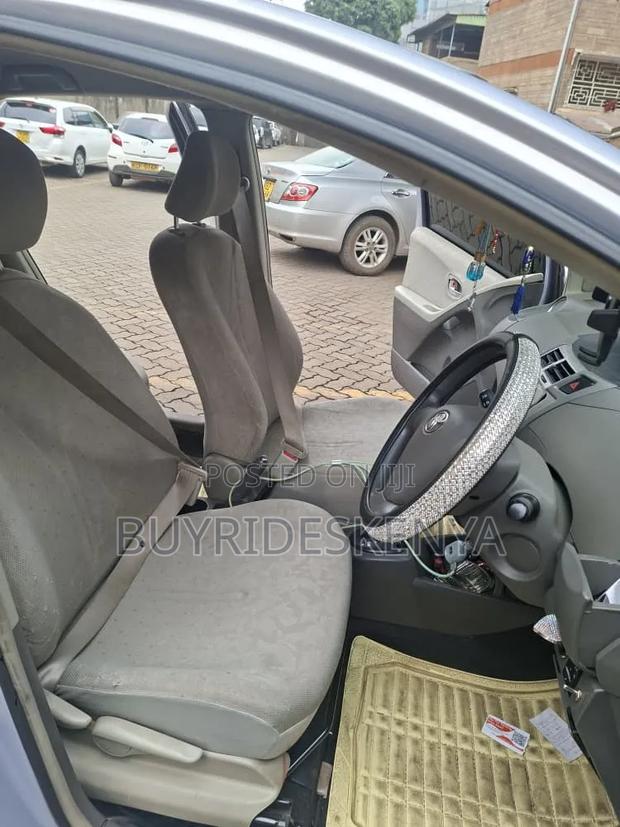 Toyota Vitz 2009 Silver