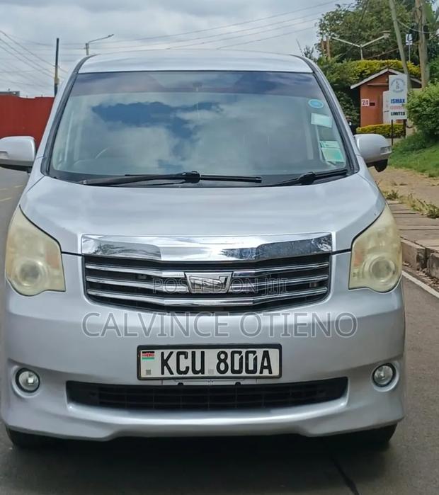 Toyota Noah 2012 Silver