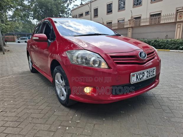 Toyota Auris 2011 Red