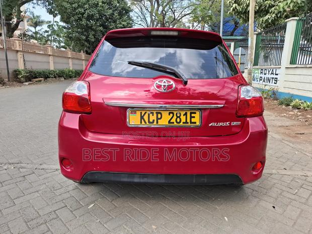 Toyota Auris 2011 Red