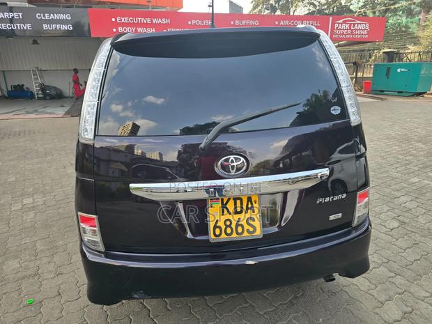 Toyota ISIS 2014 Orange