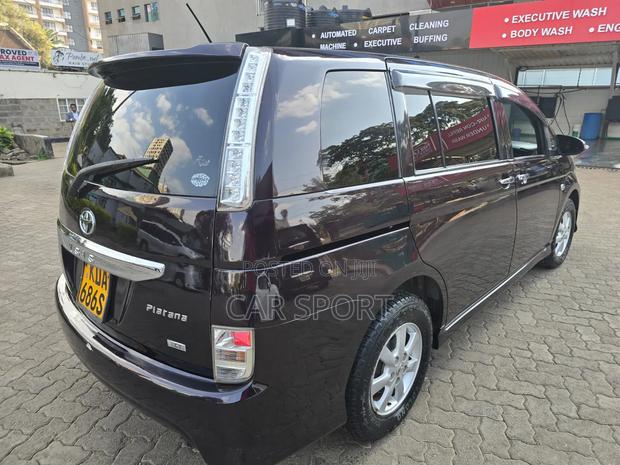 Toyota ISIS 2014 Orange