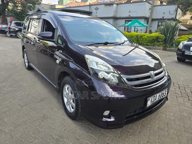 Toyota ISIS 2014 Orange