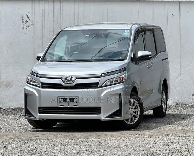 Toyota Voxy 2019 Silver