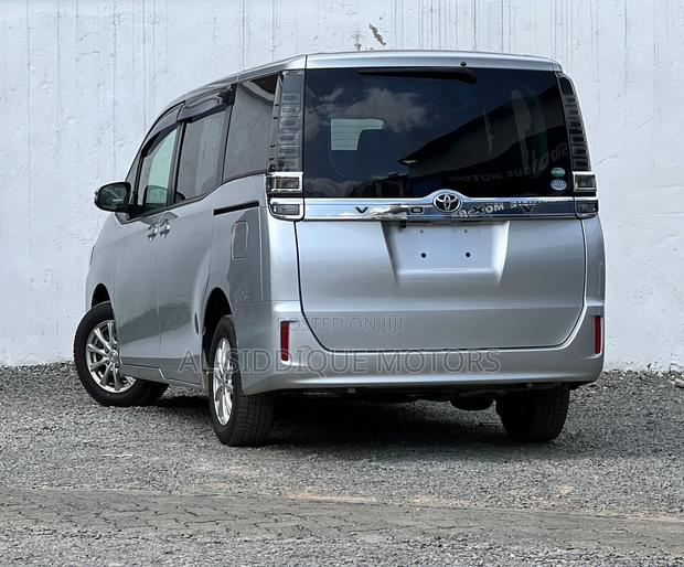 Toyota Voxy 2019 Silver