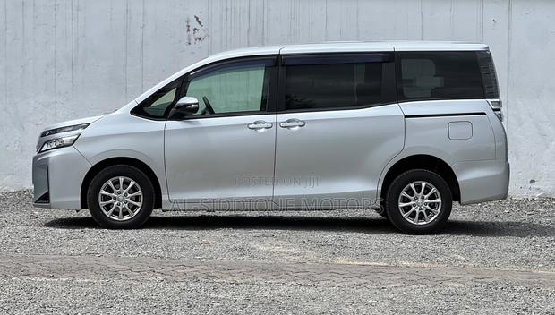 Toyota Voxy 2019 Silver