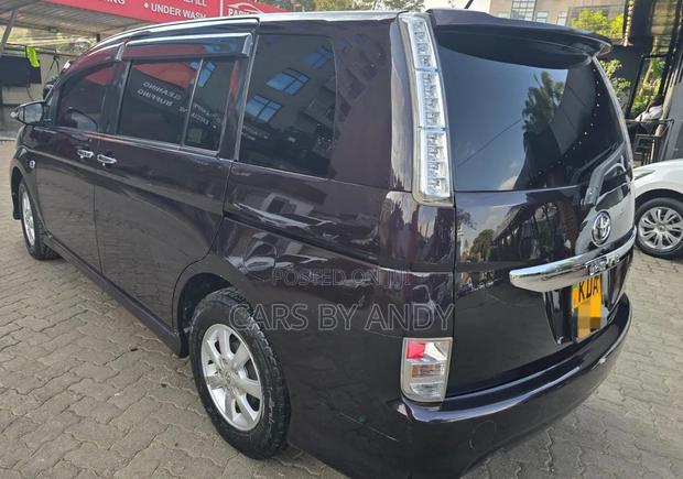 Toyota ISIS 2014 Black