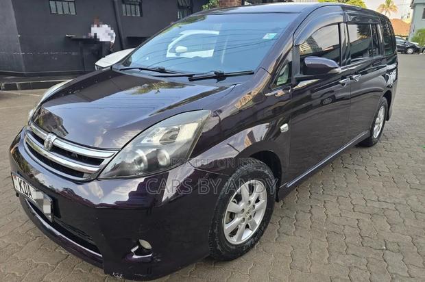 Toyota ISIS 2014 Black