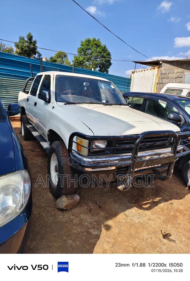 Toyota Hilux 1998 White