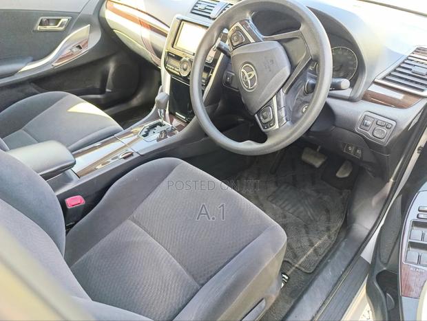 Toyota Premio 2018 Silver