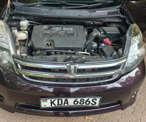 Toyota ISIS 2012 Burgundy
