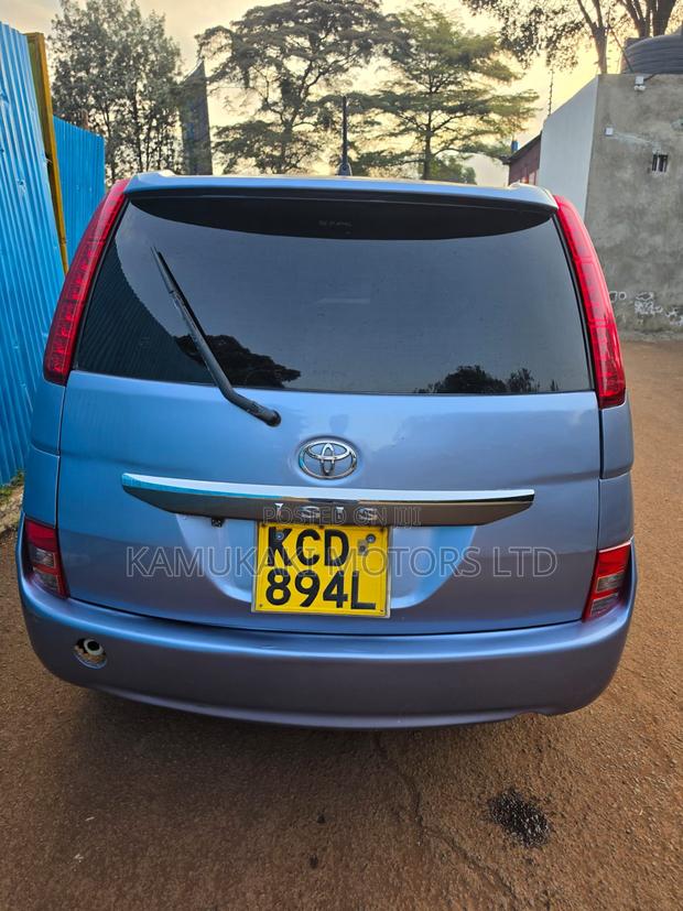 Toyota ISIS 2007 Blue