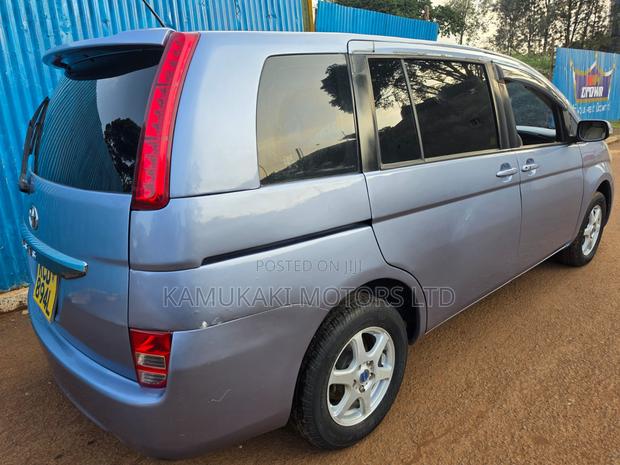 Toyota ISIS 2007 Blue