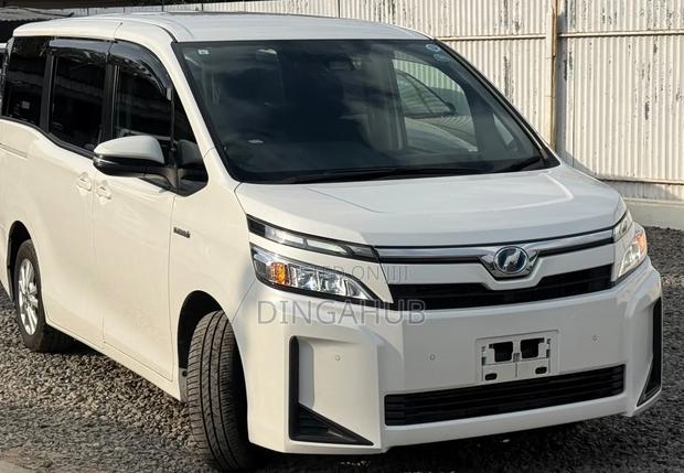 Toyota Voxy Hybrid V 2WD 7-Seater 2019 White