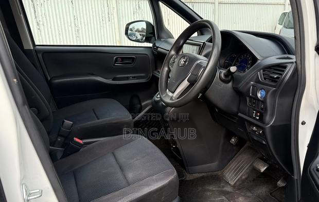 Toyota Voxy Hybrid V 2WD 7-Seater 2019 White