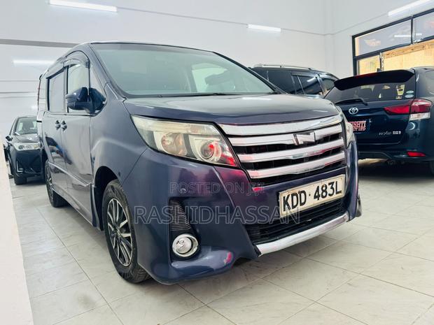 Toyota Noah 2014 Blue