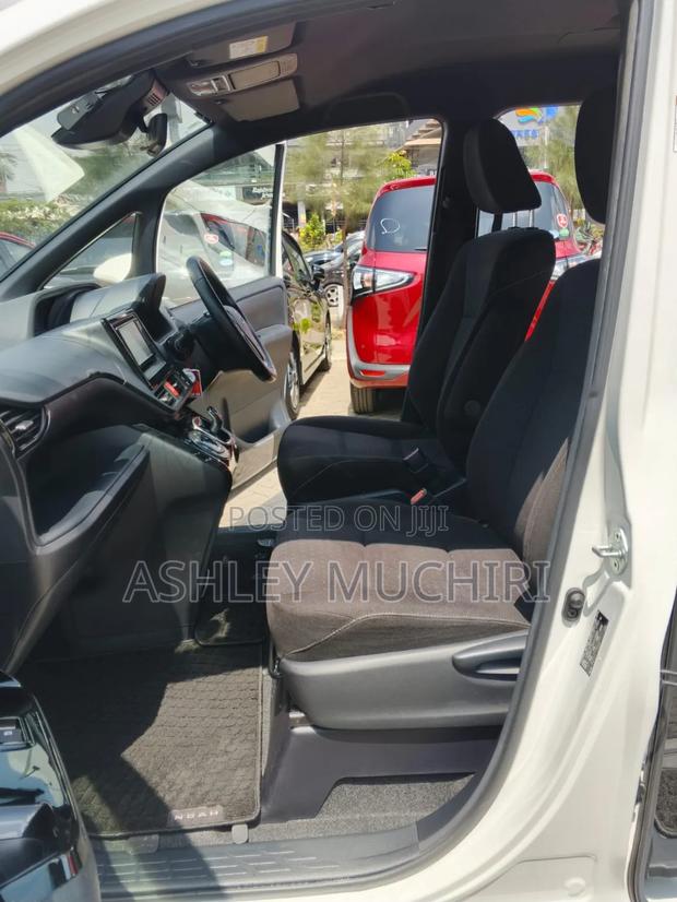 Toyota Noah 1.8 FWD Hybrid (7 seater) 2019 White