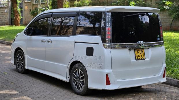 Toyota Voxy 2017 Pearl