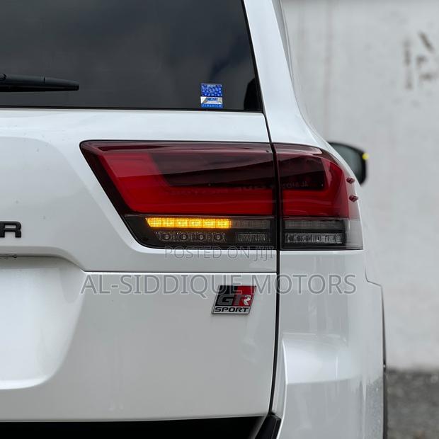 Toyota Land Cruiser LC300 2023 White