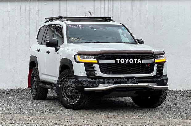 Toyota Land Cruiser LC300 2023 White