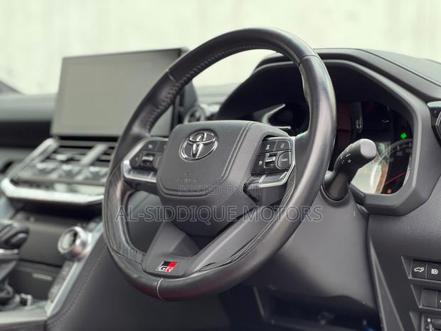 Toyota Land Cruiser LC300 2023 White