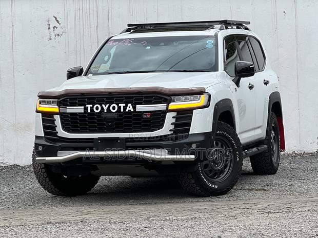 Toyota Land Cruiser LC300 2023 White
