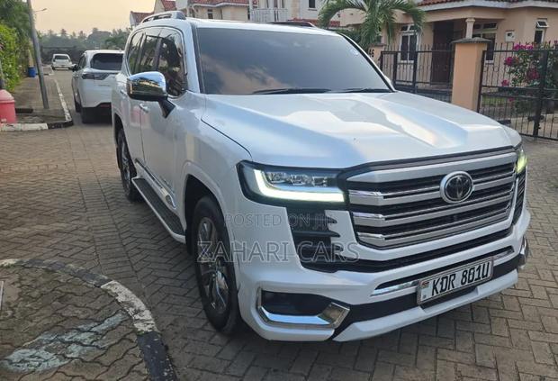 Toyota Land Cruiser 2023 White