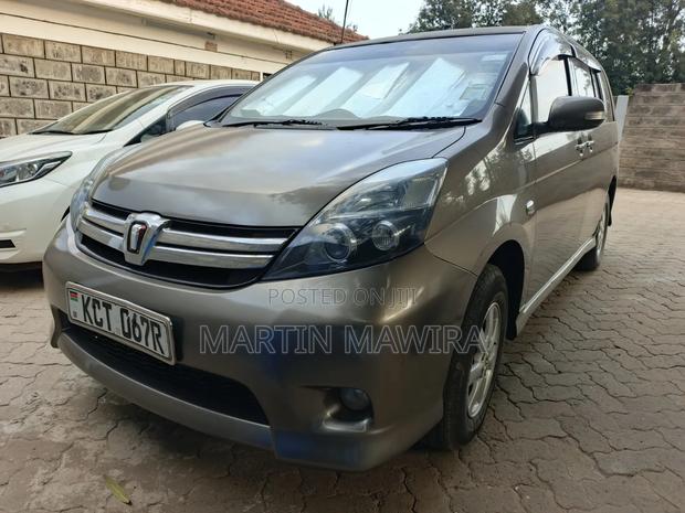 Toyota ISIS 2011 Gray