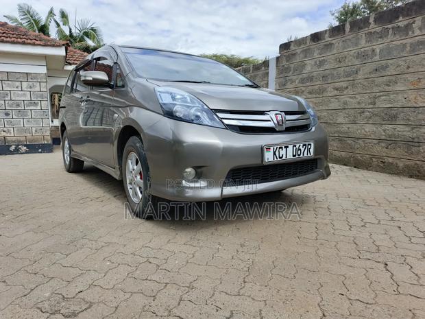Toyota ISIS 2011 Gray