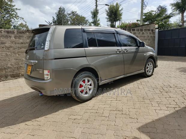 Toyota ISIS 2011 Gray