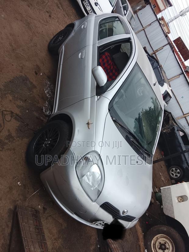Toyota Vitz 2000 Silver
