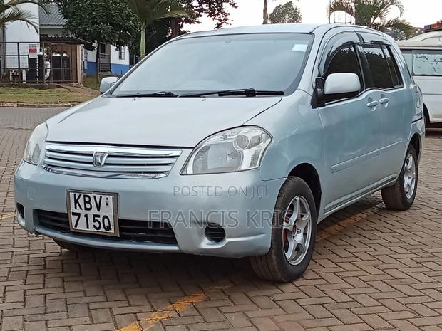 Toyota Raum 2004
