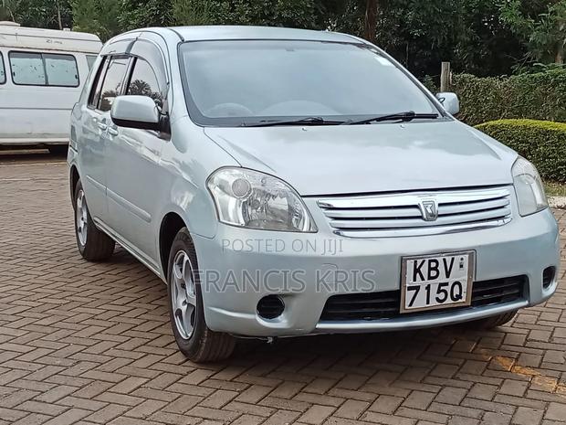 Toyota Raum 2004