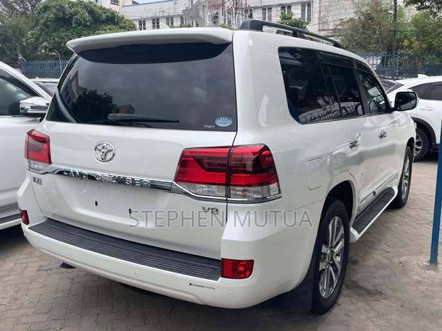 Toyota Land Cruiser 4.6 V8 ZX 2019 White