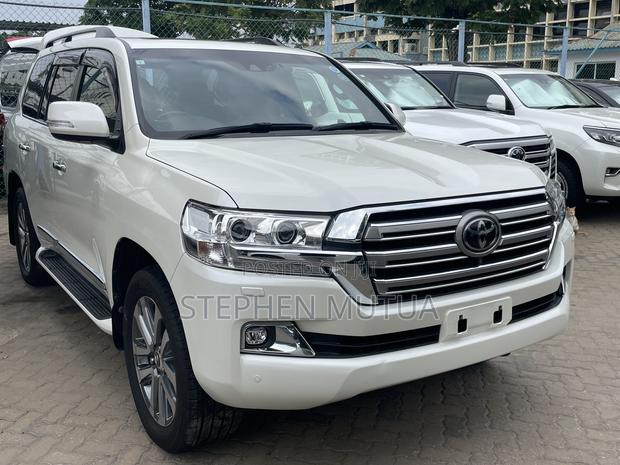 Toyota Land Cruiser 4.6 V8 ZX 2019 White