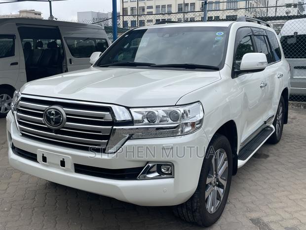 Toyota Land Cruiser 4.6 V8 ZX 2019 White