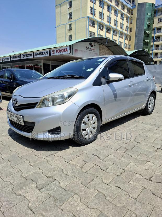Toyota Vitz 2011 Silver