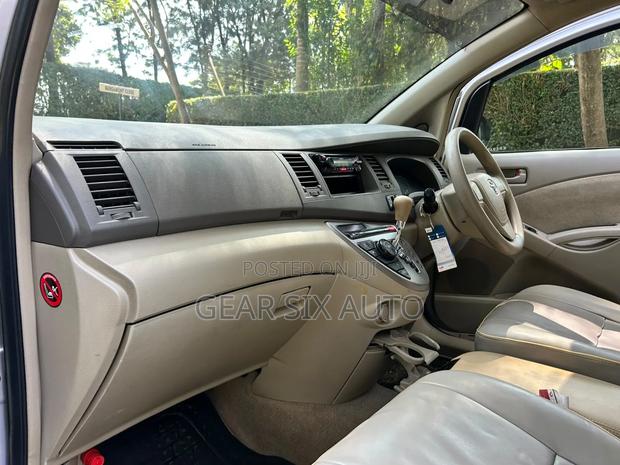 Toyota ISIS 2014 Silver