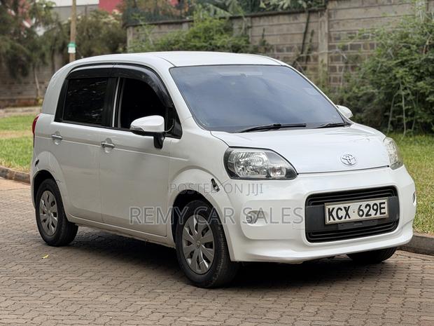 Toyota Porte 2012 White