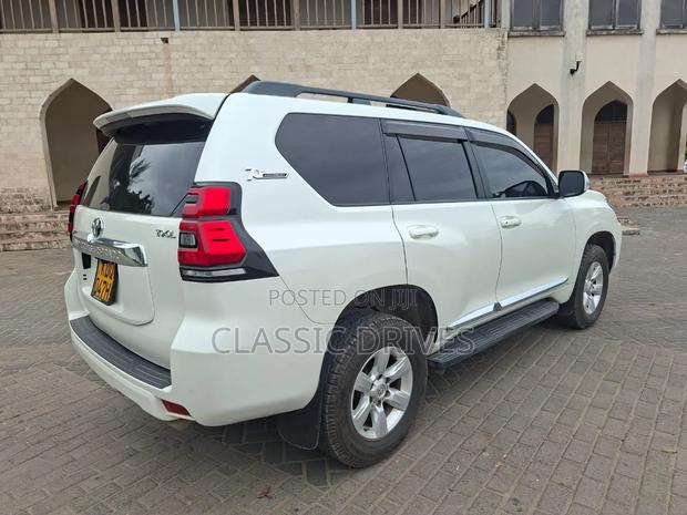Toyota Land Cruiser Prado 2017 White
